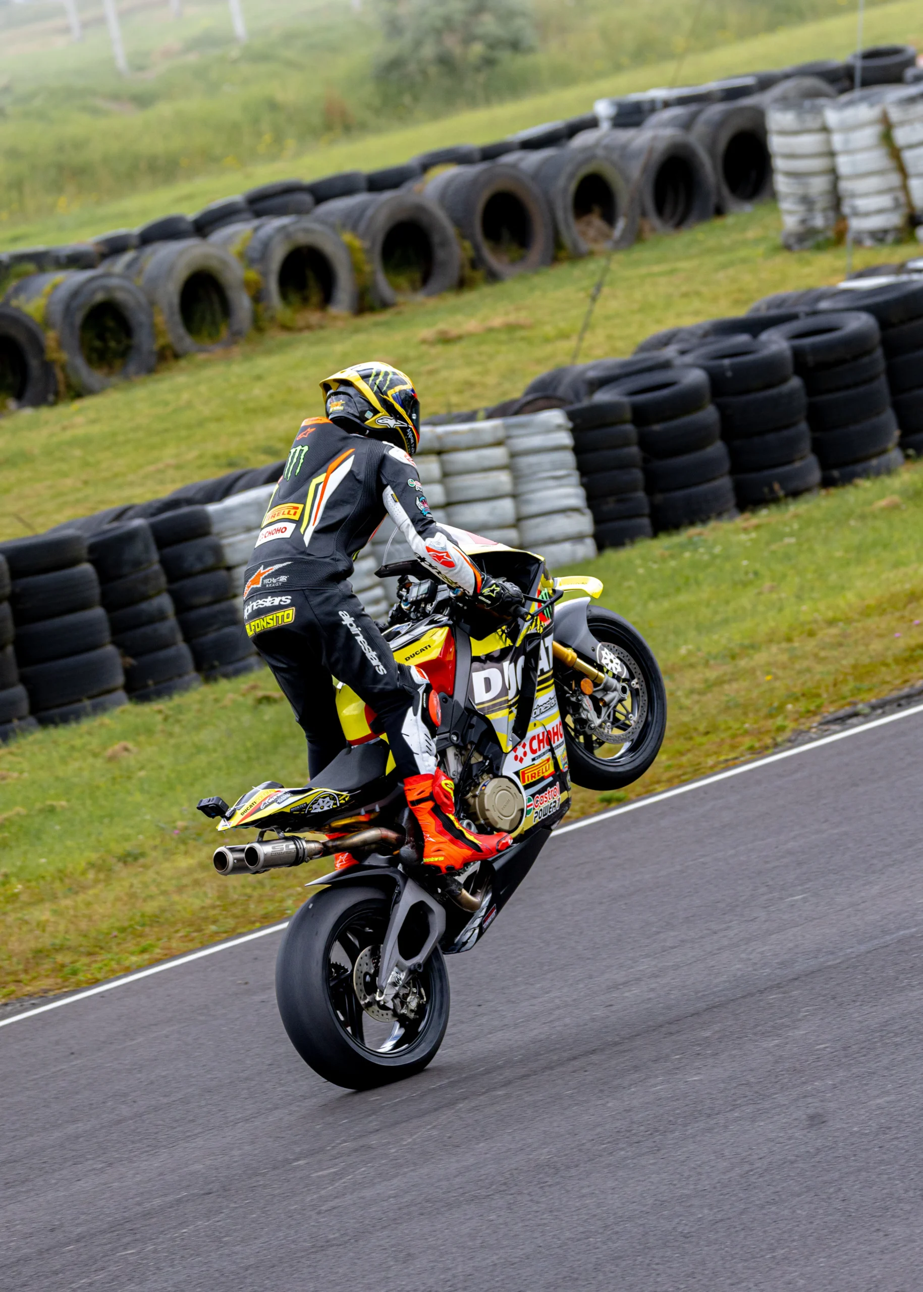 Victorias de Ducati: Colombia celebra un triple triunfo en el Gran Premio BMW 2 victorias de Ducati: Piloto de Ducati en wheelie en pista de carreras.