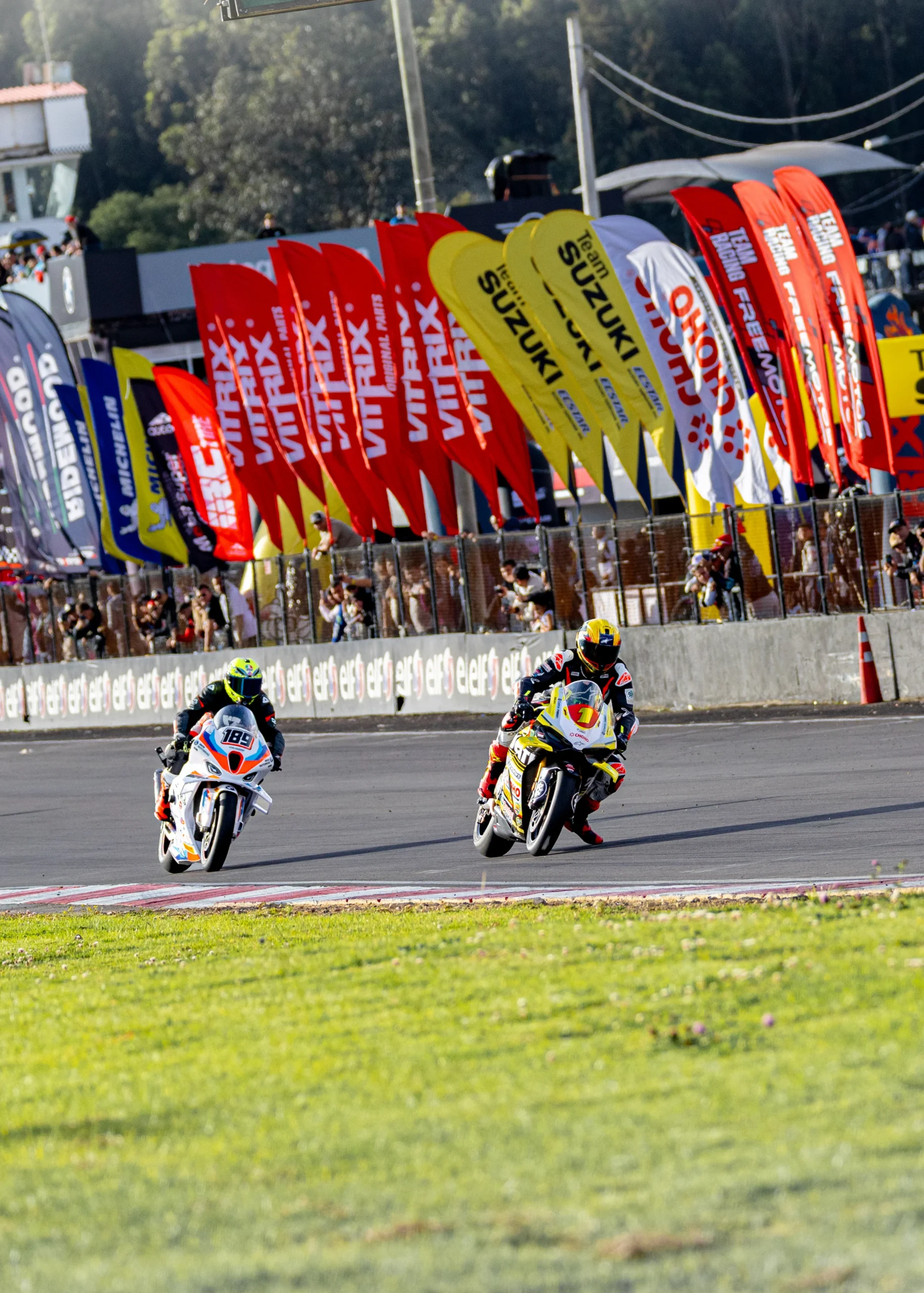Victorias de Ducati: Colombia celebra un triple triunfo en el Gran Premio BMW 5 victorias de Ducati: Dos motocicletas de carreras en plena acción sobre la pista.