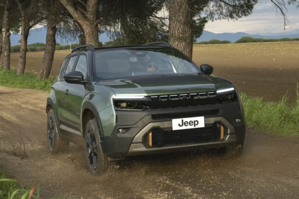 El Jeep Avenger redefine la autenticidad SUV con versiones gasolina, e-Hybrid, eléctricas y 4xe. Descubra su diseño, tecnología y capacidades off-road. ¡Lea más!