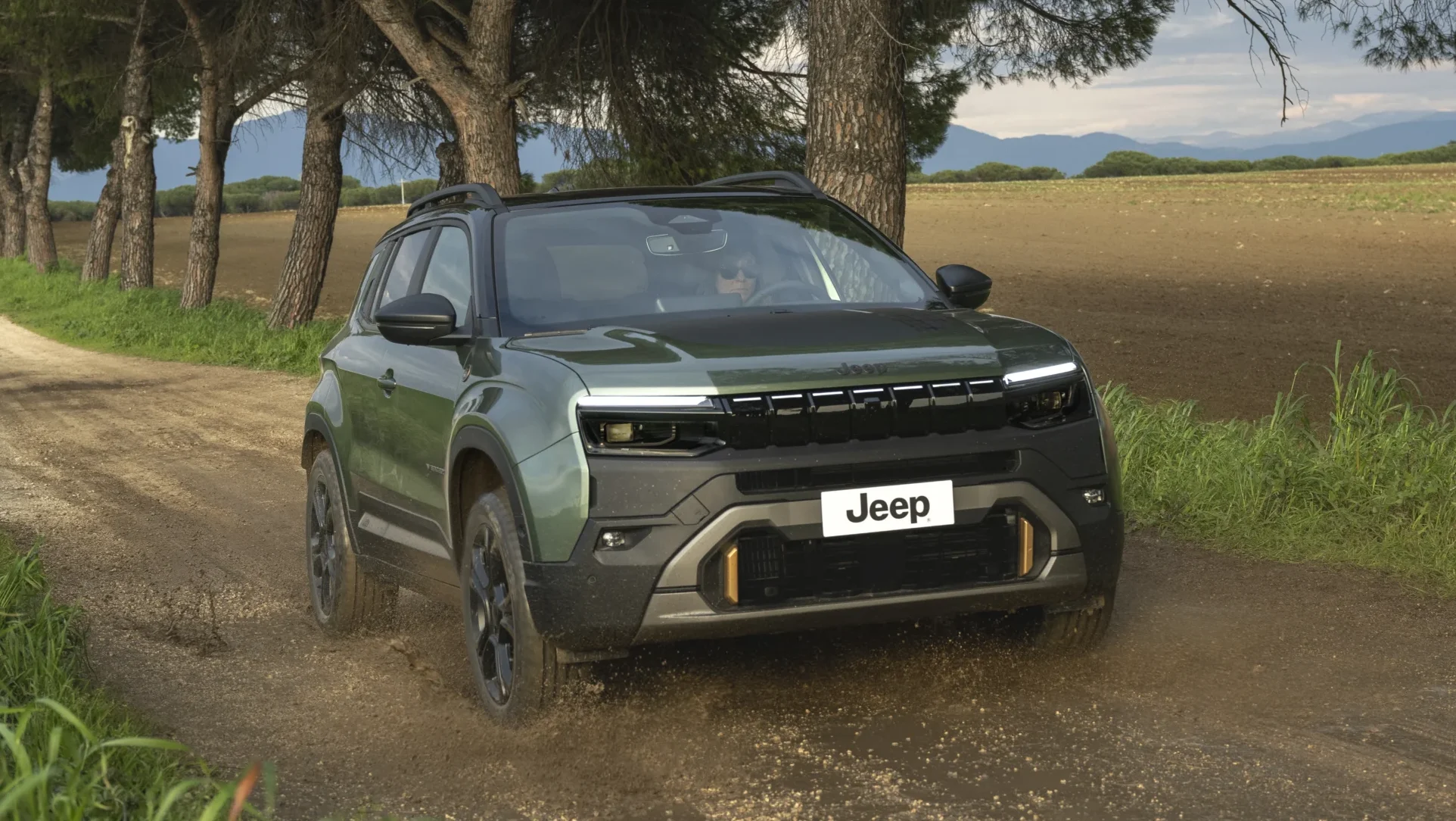 El Jeep Avenger redefine la autenticidad SUV con versiones gasolina, e-Hybrid, eléctricas y 4xe. Descubra su diseño, tecnología y capacidades off-road. ¡Lea más!
