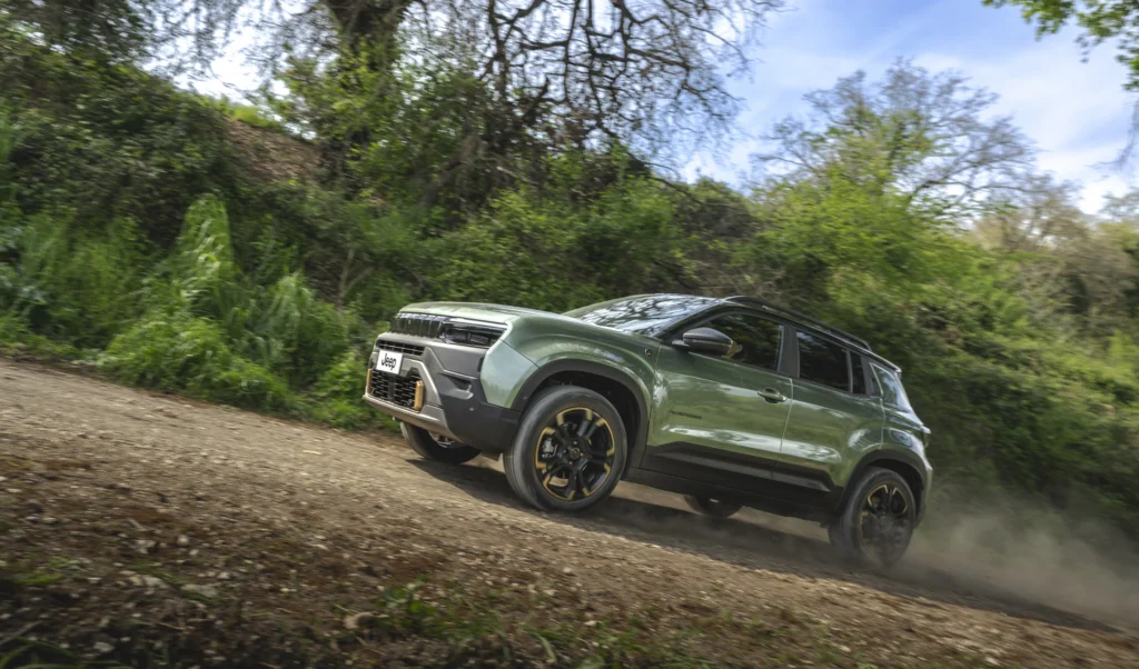 El Jeep Avenger redefine la autenticidad SUV con versiones gasolina, e-Hybrid, eléctricas y 4xe. Descubra su diseño, tecnología y capacidades off-road. ¡Lea más!