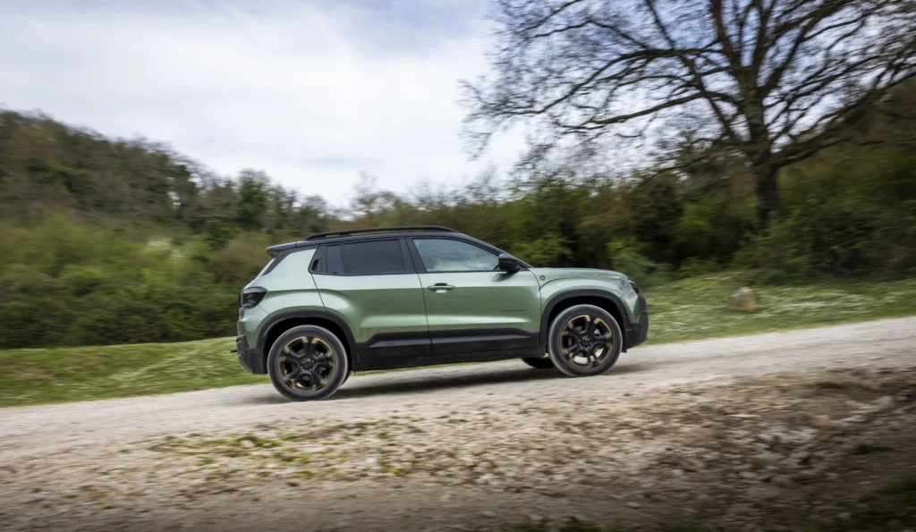 El Jeep Avenger redefine la autenticidad SUV con versiones gasolina, e-Hybrid, eléctricas y 4xe. Descubra su diseño, tecnología y capacidades off-road. ¡Lea más!