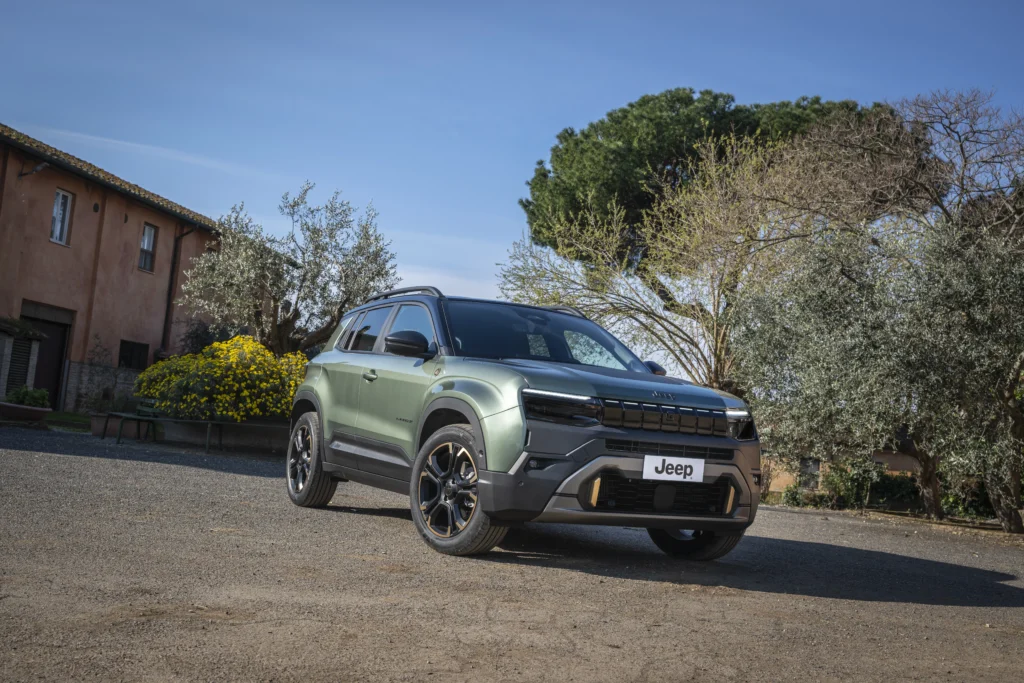 El Jeep Avenger redefine la autenticidad SUV con versiones gasolina, e-Hybrid, eléctricas y 4xe. Descubra su diseño, tecnología y capacidades off-road. ¡Lea más!