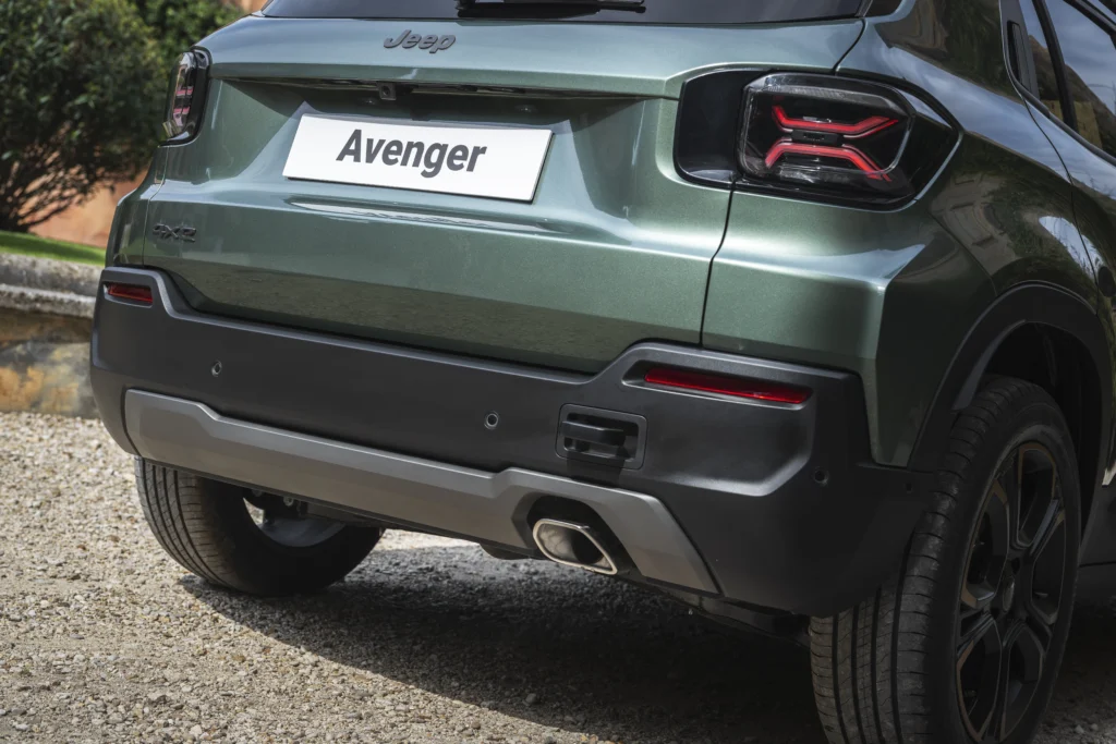 El Jeep Avenger redefine la autenticidad SUV con versiones gasolina, e-Hybrid, eléctricas y 4xe. Descubra su diseño, tecnología y capacidades off-road. ¡Lea más!