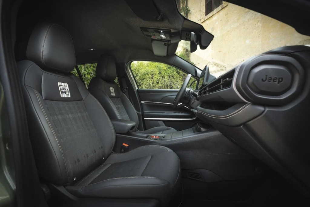 El Jeep Avenger redefine la autenticidad SUV con versiones gasolina, e-Hybrid, eléctricas y 4xe. Descubra su diseño, tecnología y capacidades off-road. ¡Lea más!