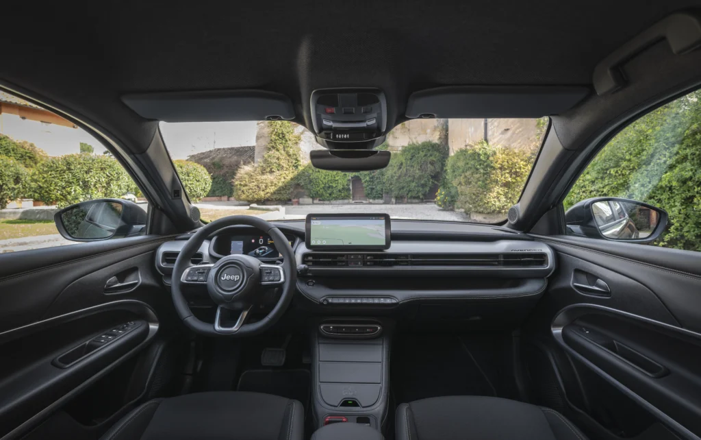 El Jeep Avenger redefine la autenticidad SUV con versiones gasolina, e-Hybrid, eléctricas y 4xe. Descubra su diseño, tecnología y capacidades off-road. ¡Lea más!