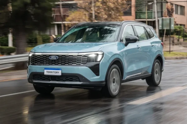 Ford Territory Platinum: Ford Territory en movimiento sobre carretera mojada.