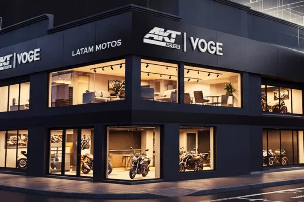 expansión de AKT-VOGE: Fachada del concesionario AKT Voge con motocicletas en vitrina.
