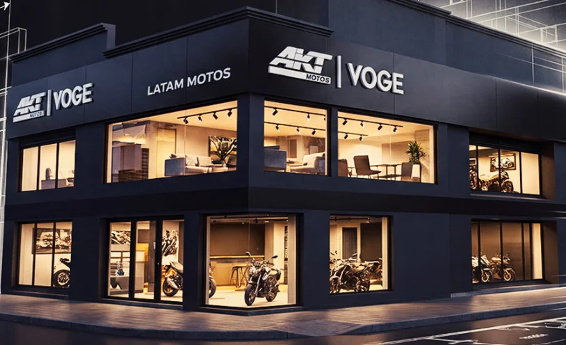 expansión de AKT-VOGE: Fachada del concesionario AKT Voge con motocicletas en vitrina.