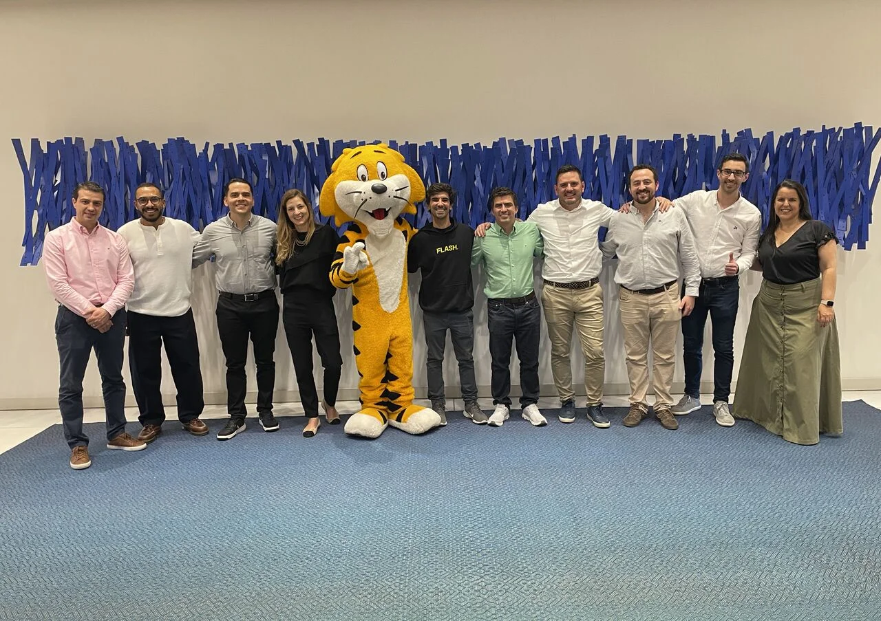 alianza de Mercado Libre: Equipo de MELI y SURA con mascota de Observauto.