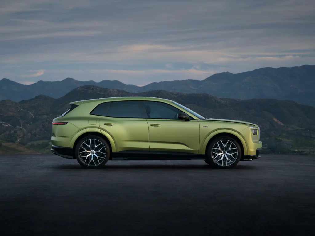 Bentley Torcal: un SUV de lujo que redefine la sofisticación eléctrica 3 Bentley Torcal: Bentley Bentayga SUV verde en paisaje montañoso.