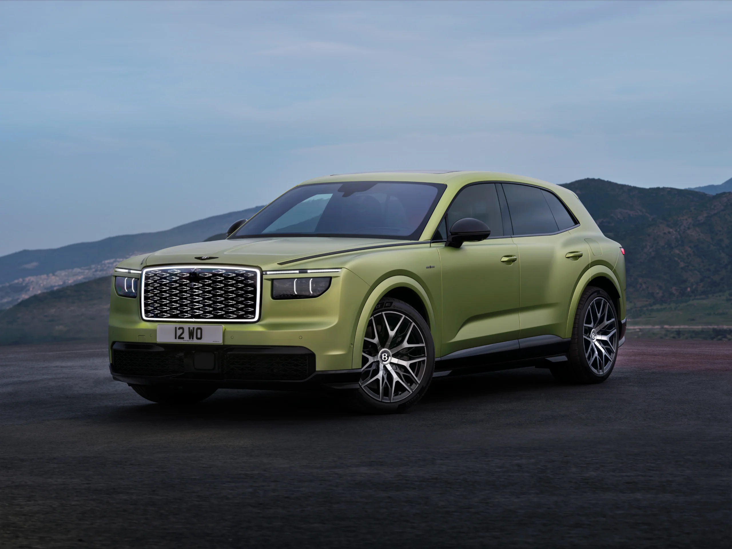 Bentley Torcal: Bentley Bentayga frontal en color verde