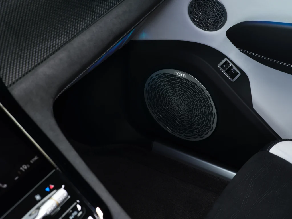 Bentley Torcal: un SUV de lujo que redefine la sofisticación eléctrica 7 Bentley Torcal: Interior Bentley con sistema de audio Naim.