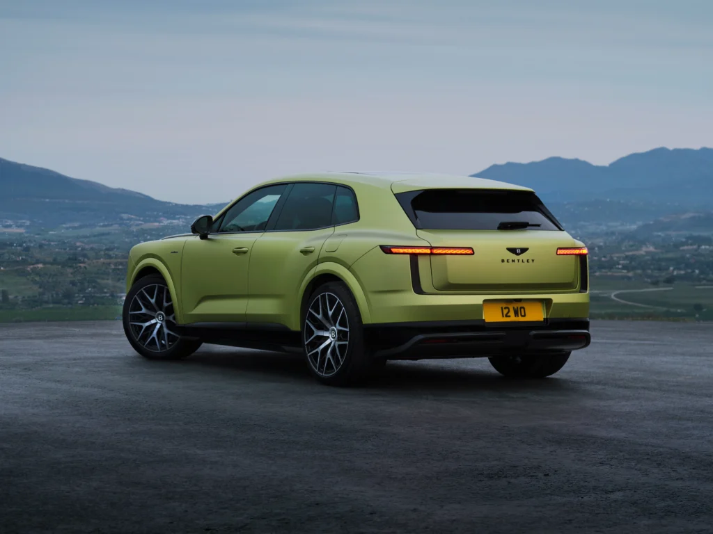 Bentley Torcal: un SUV de lujo que redefine la sofisticación eléctrica 2 Bentley Torcal: Bentley SUV verde, vista trasera y lateral.