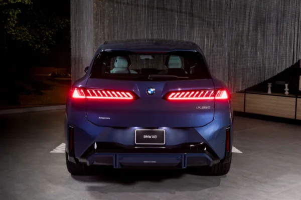 La BMW iX3 llega a Colombia iniciando la era Neue Klasse. Descubran su diseño, tecnología, potencia y autonomía de hasta 805 km. ¡Conozcan más!