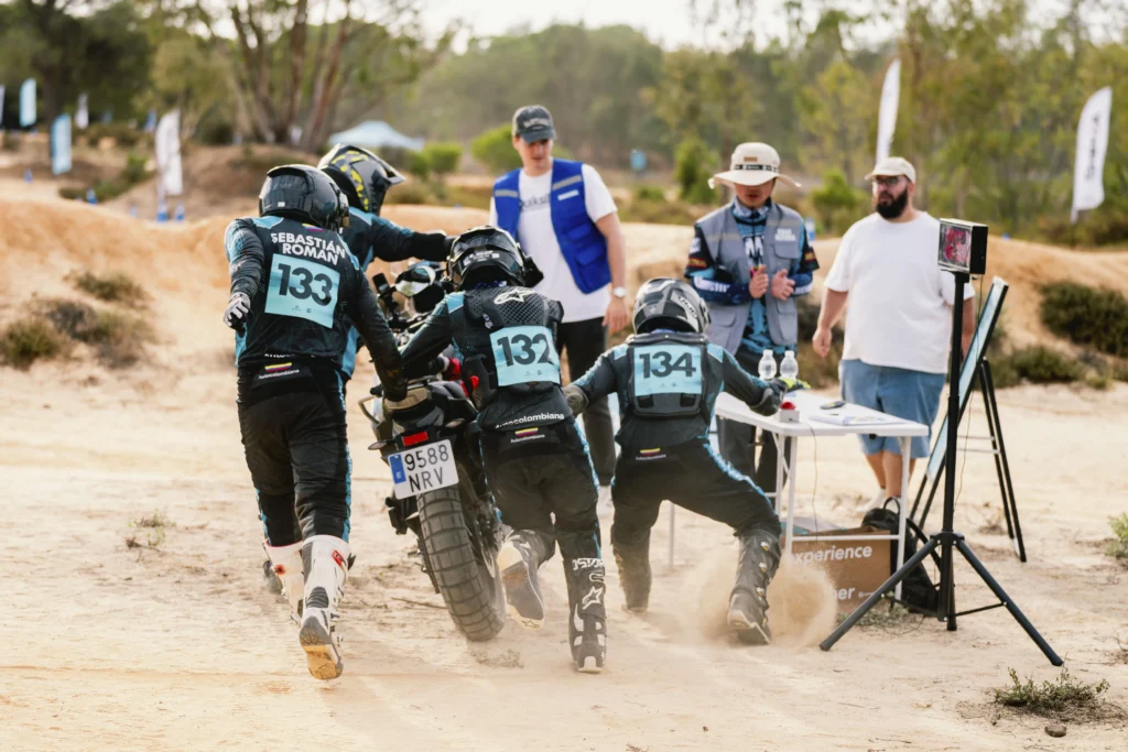 Pilotos de CFMOTO 1000MT-X durante evento de premiación.