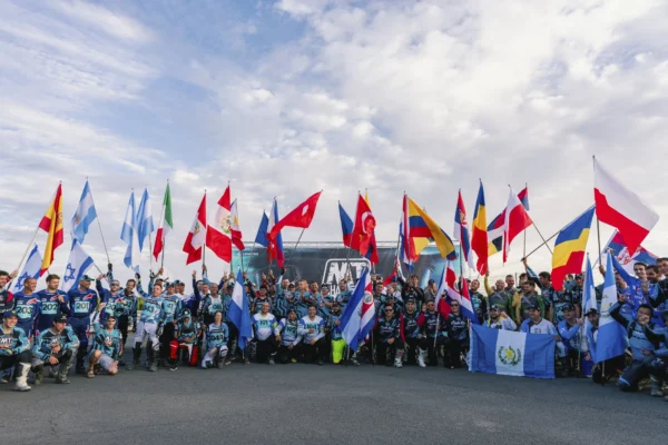 CFMOTO 1000MT-X: Equipo CFMOTO Colombia con la 1000MT-X en evento.