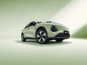 Changan Nevo Q05 con diseño moderno y líneas aerodinámicas.