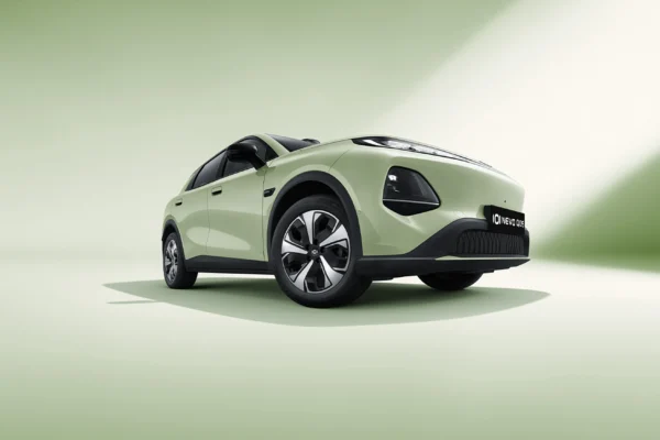 Changan Nevo Q05 con diseño moderno y líneas aerodinámicas.