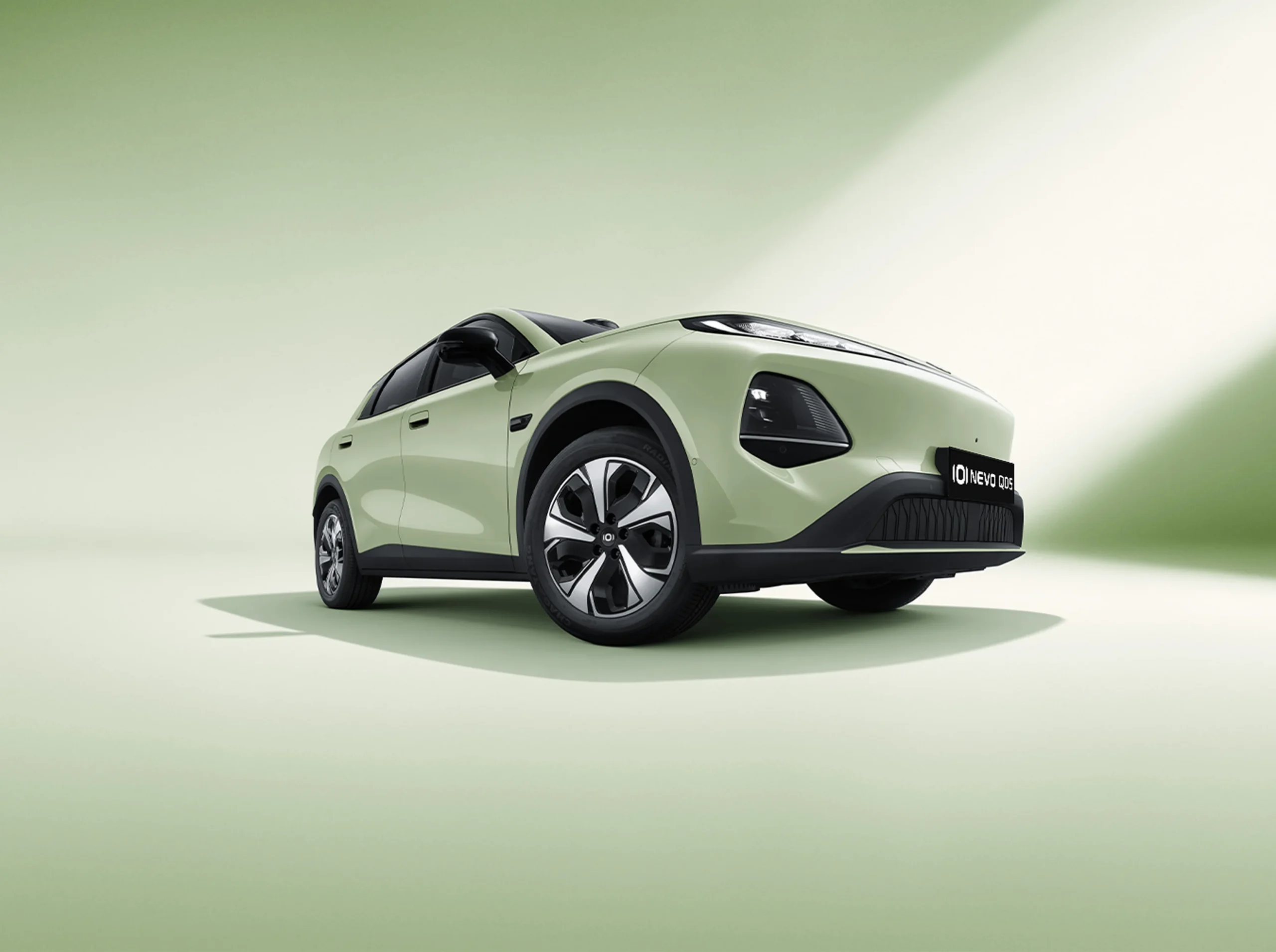 Changan Nevo Q05 con diseño moderno y líneas aerodinámicas.