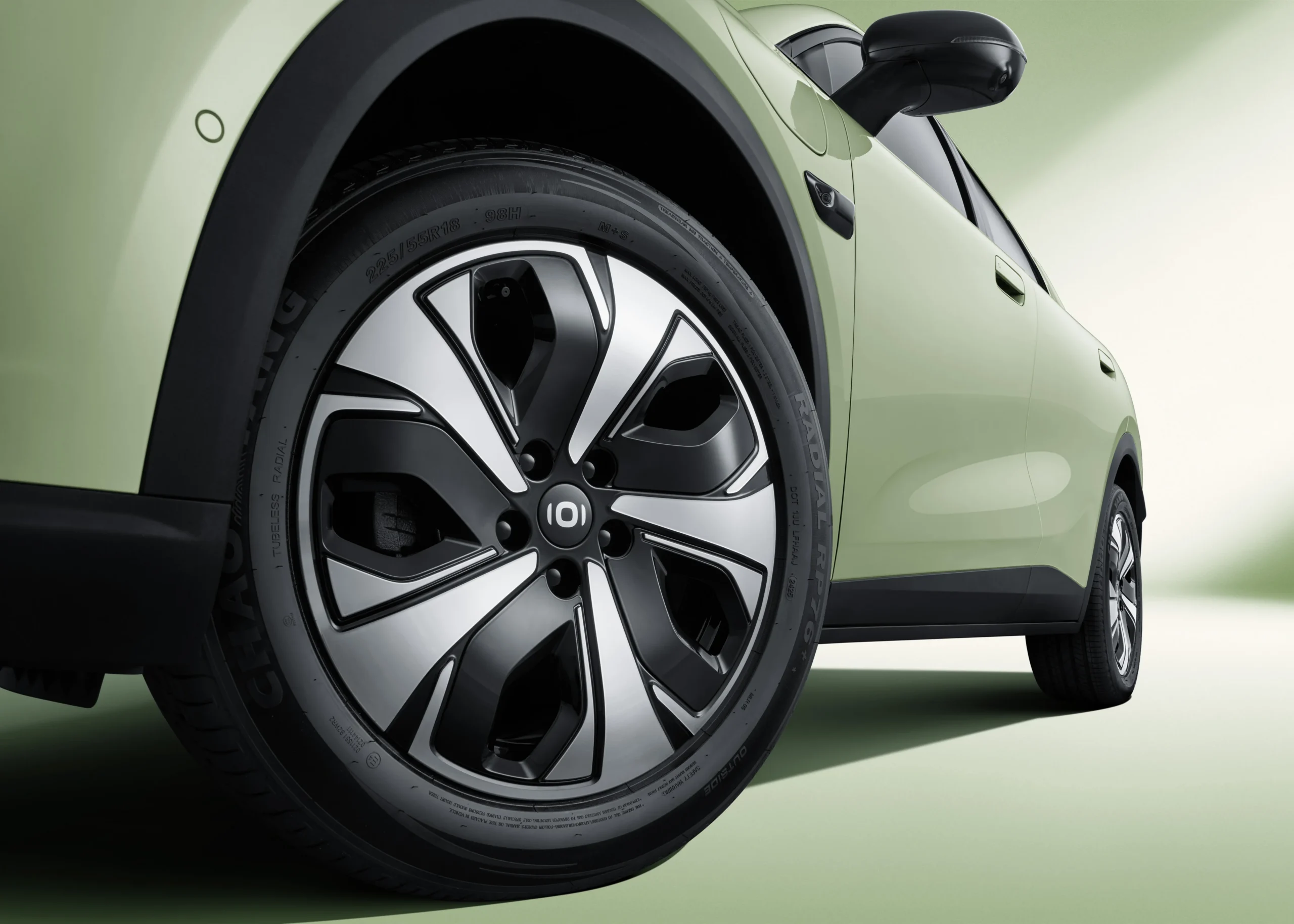 Changan NEVO Q05 redefine el valor en vehículos eléctricos de entrada en Colombia 2 Changan Nevo Q05 frontal con llanta deportiva y color verde.