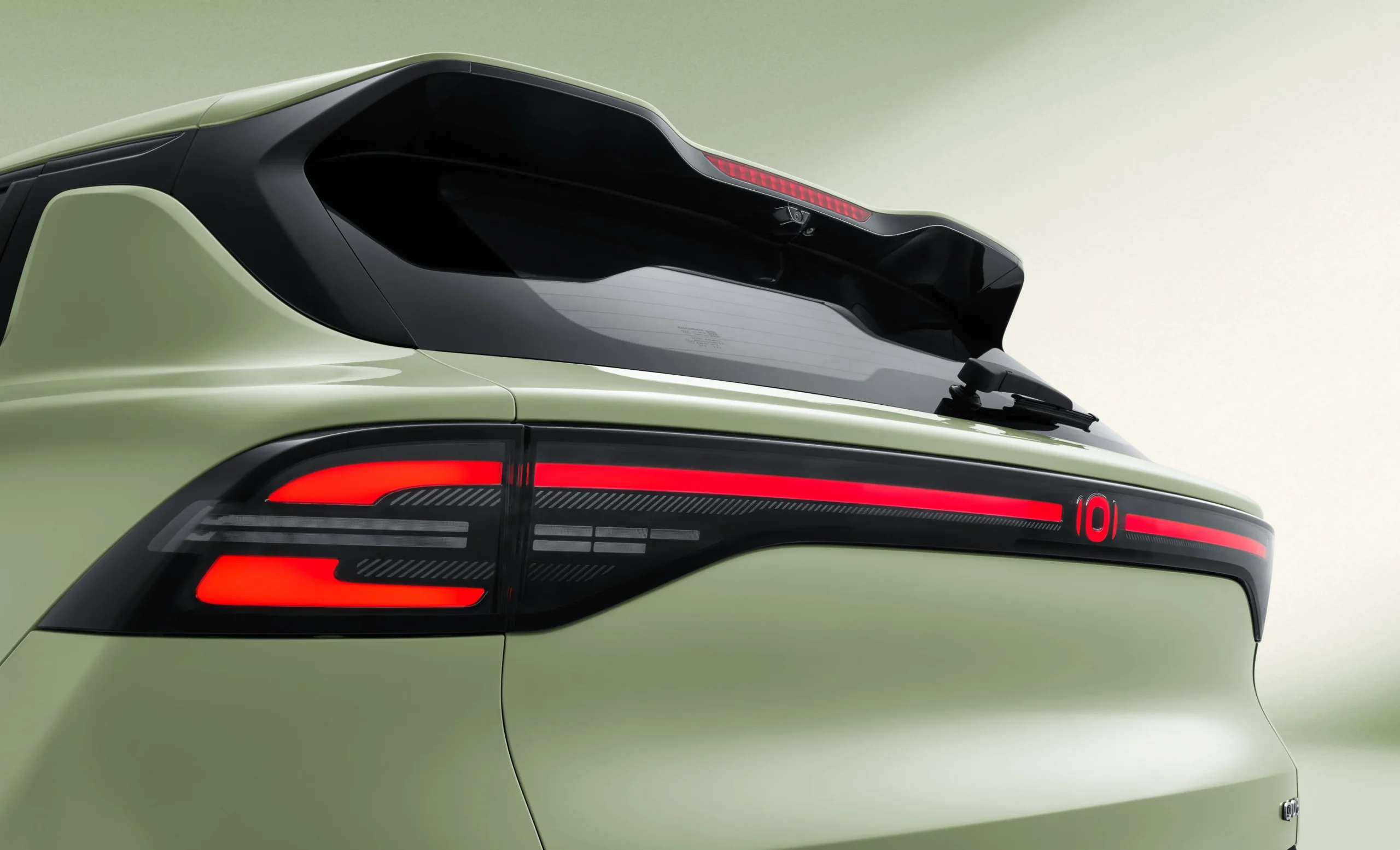 Changan NEVO Q05 redefine el valor en vehículos eléctricos de entrada en Colombia 3 Changan NEVO Q05: Detalle trasero del Changan Q05 con luces encendidas.