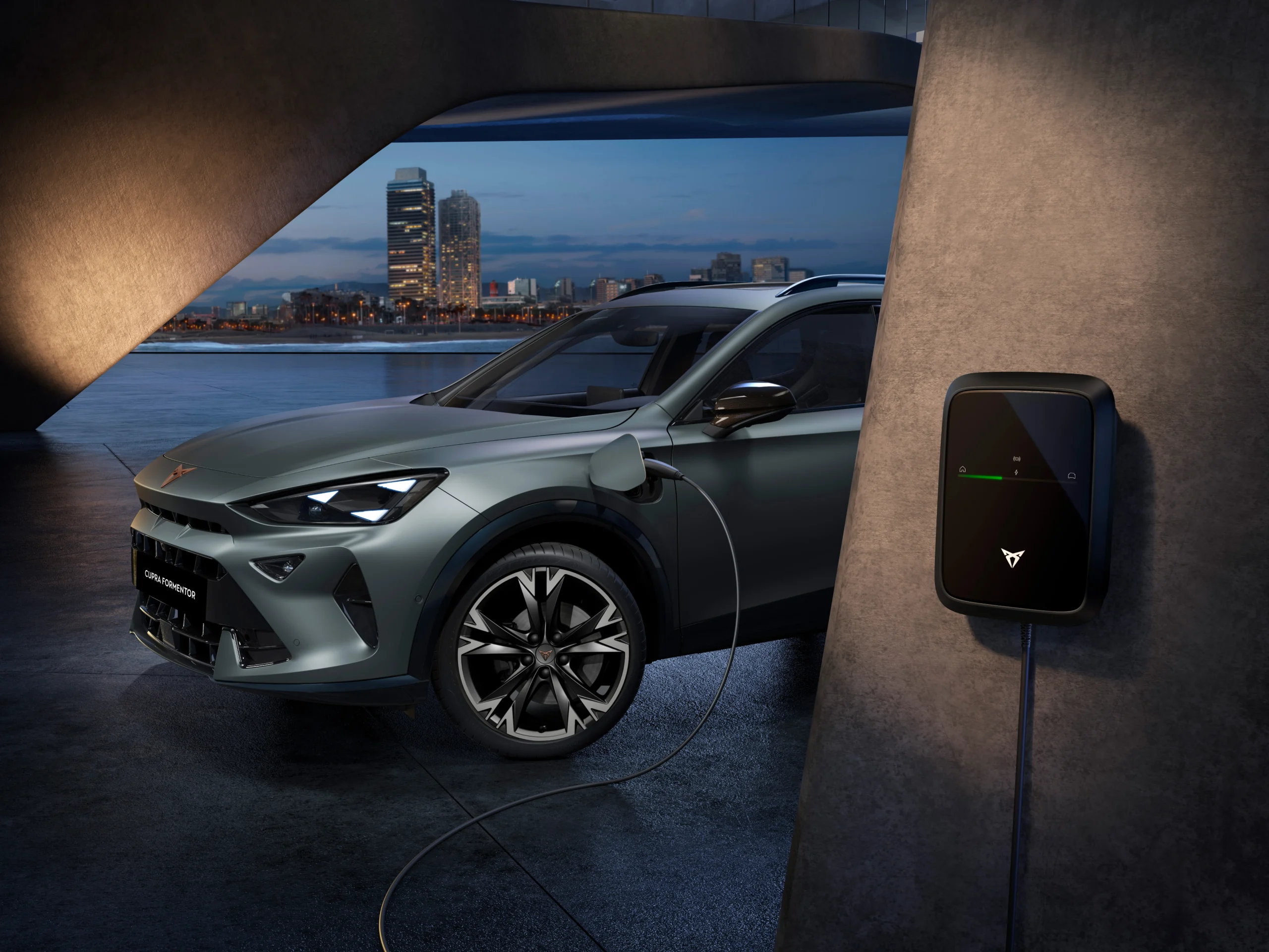 CUPRA Care: CUPRA Formentor plug-in cargando en entorno urbano.