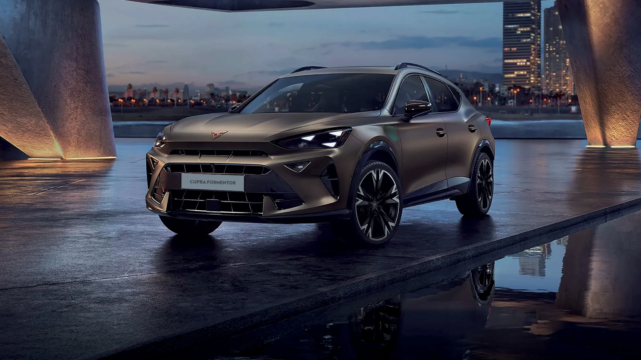 CUPRA Care: Cupra Formentor en entorno urbano con luces de ciudad.