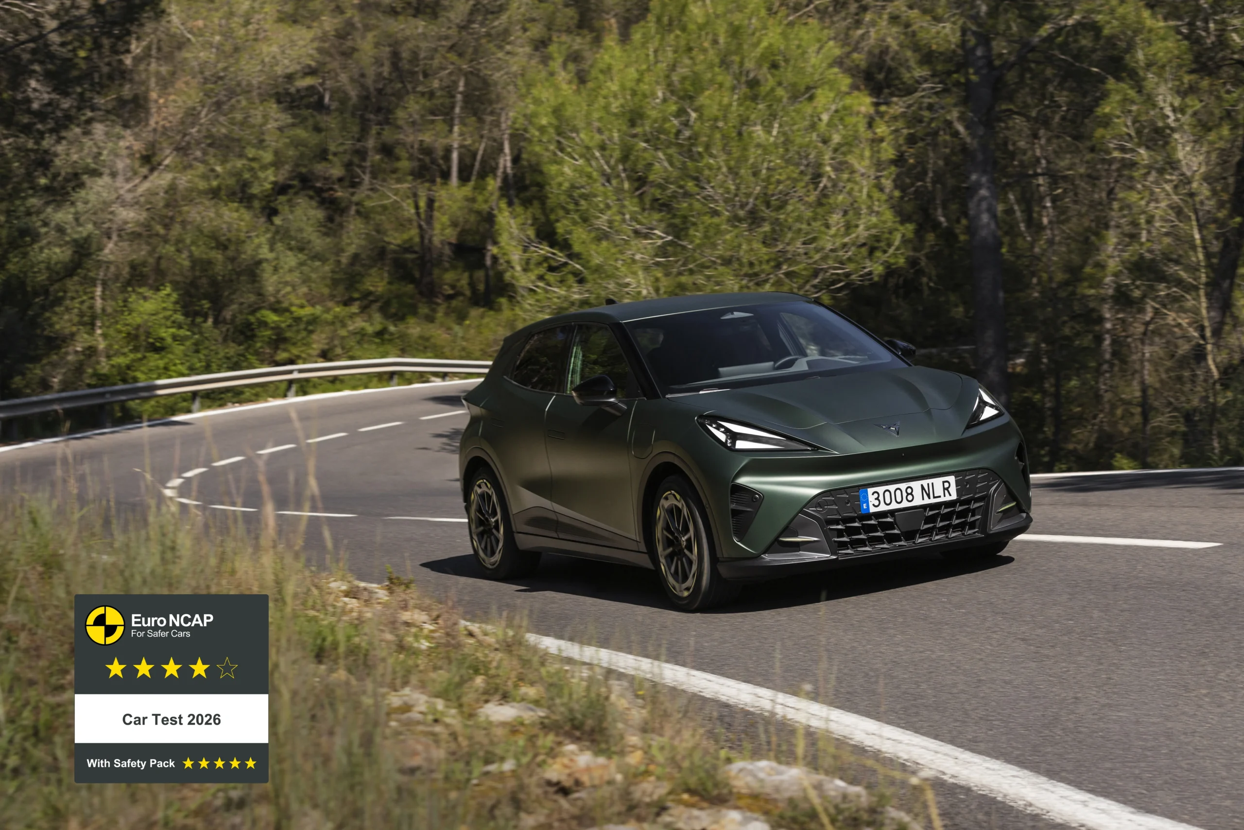 CUPRA Raval 2026: Euro NCAP le otorga cinco estrellas bajo un protocolo exigente 3 Cupra Raval circulando en carretera con paisajismo forestal.
