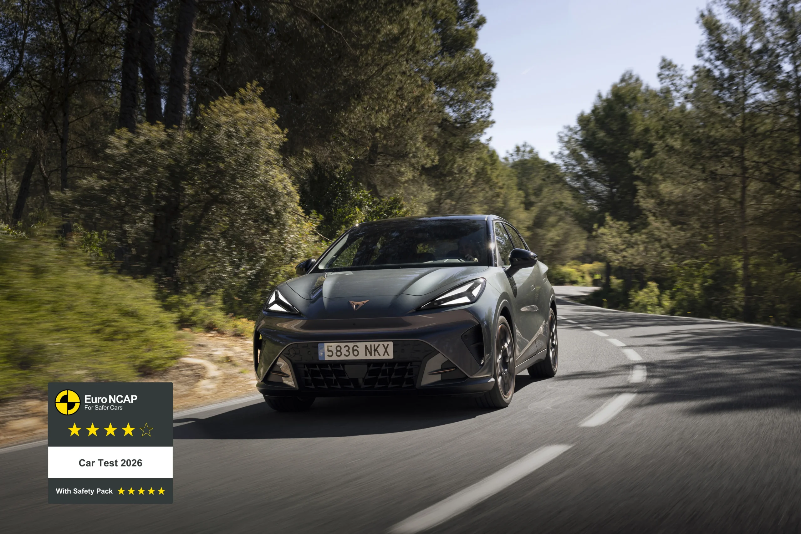 CUPRA Raval 2026: Euro NCAP le otorga cinco estrellas bajo un protocolo exigente 5 Cupra Raval en movimiento con insignia Euro NCAP.
