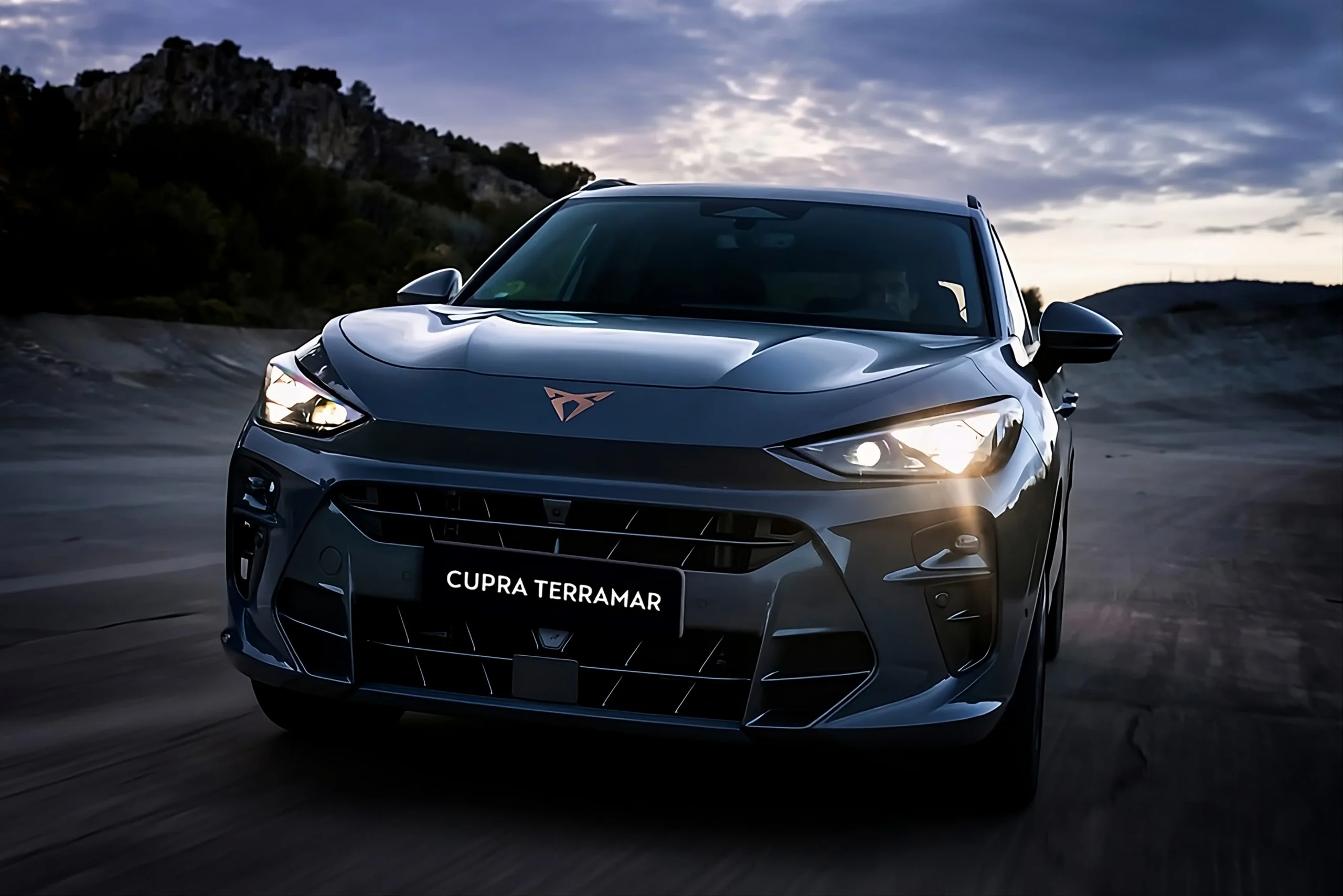CUPRA Care: CUPRA Terramar frontal con luces encendidas.