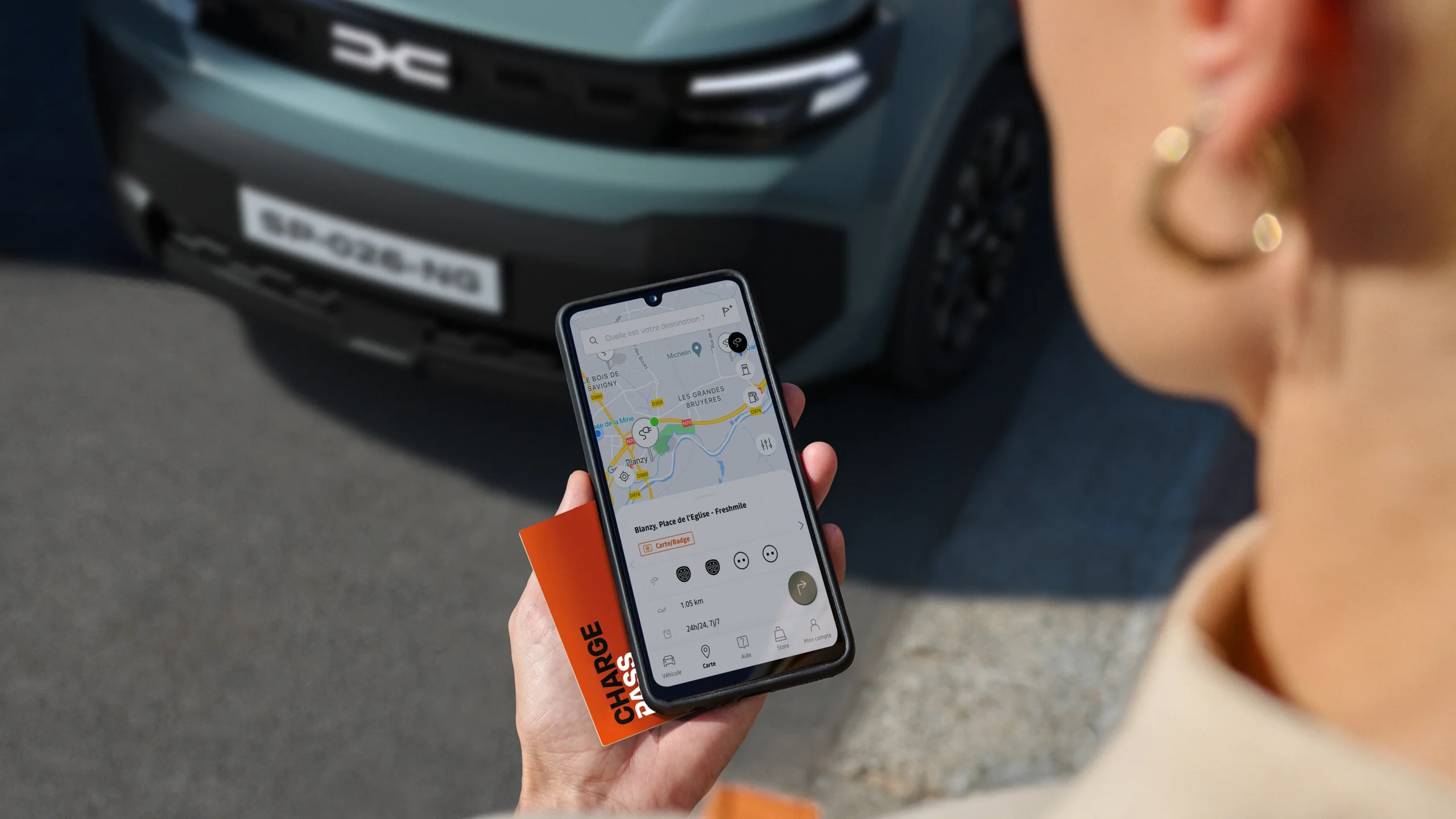 Dacia Spring estrena su segunda generación, más robusta y tecnológica 9 Dacia Spring: Persona sosteniendo tarjeta de carga y celular con mapa