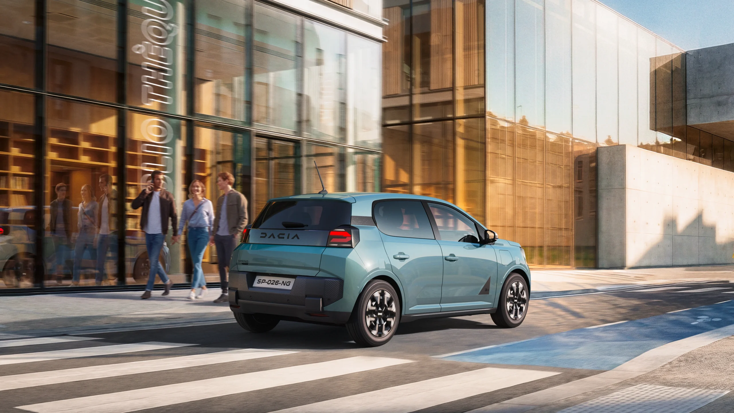 Dacia Spring estrena su segunda generación, más robusta y tecnológica 6 Dacia Spring azul en entorno urbano moderno.