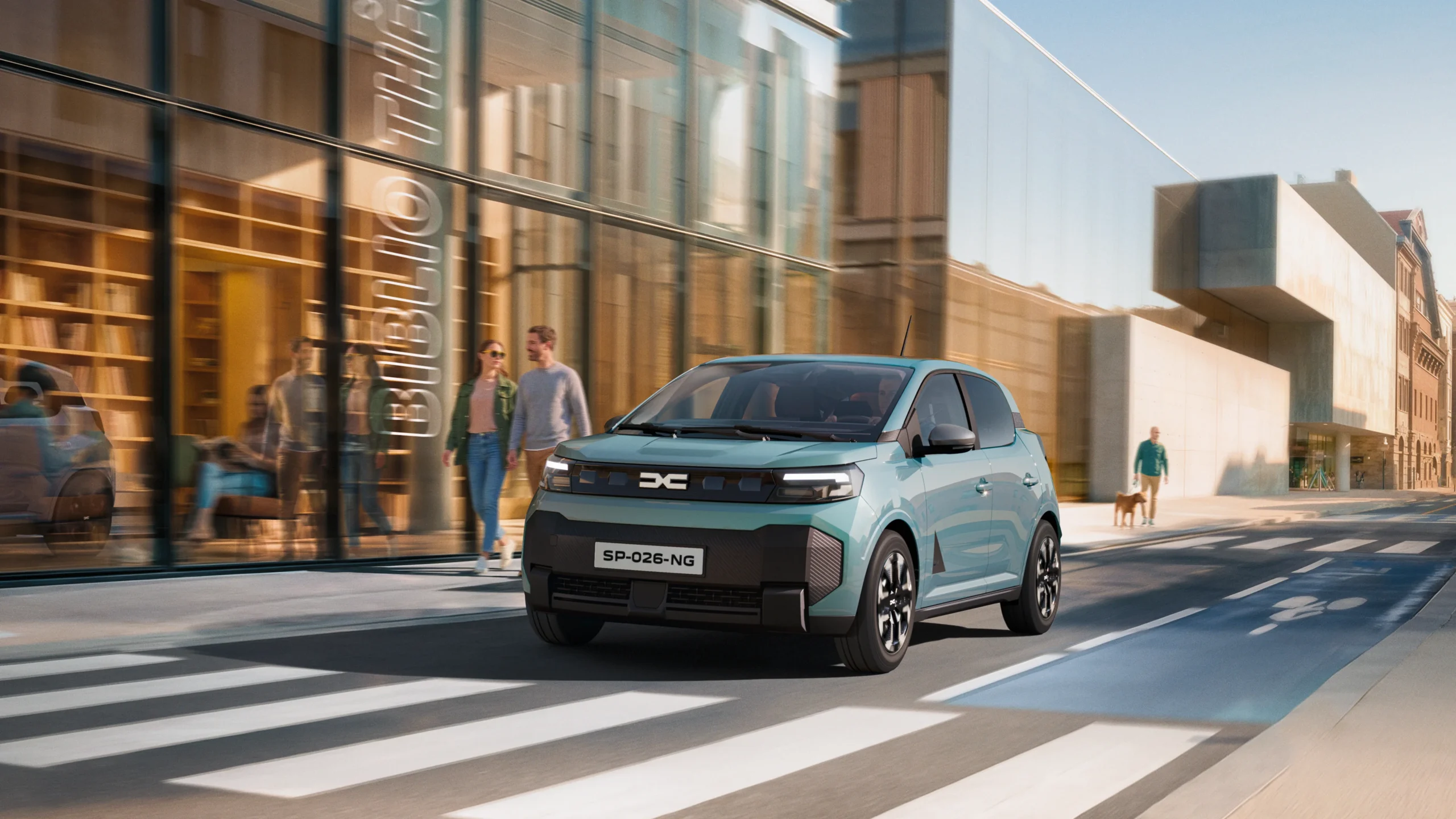 Dacia Spring estrena su segunda generación, más robusta y tecnológica 2 Dacia Spring circula en un entorno urbano.