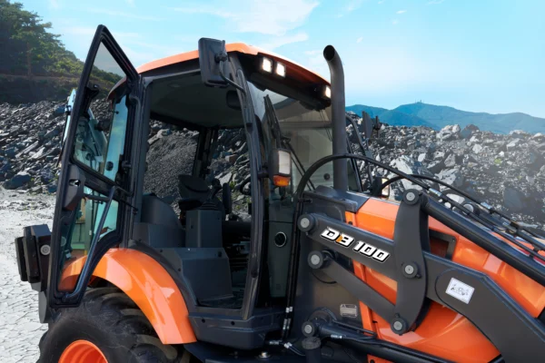Develon DB100: Develon DB 100 cargador frontal naranja.