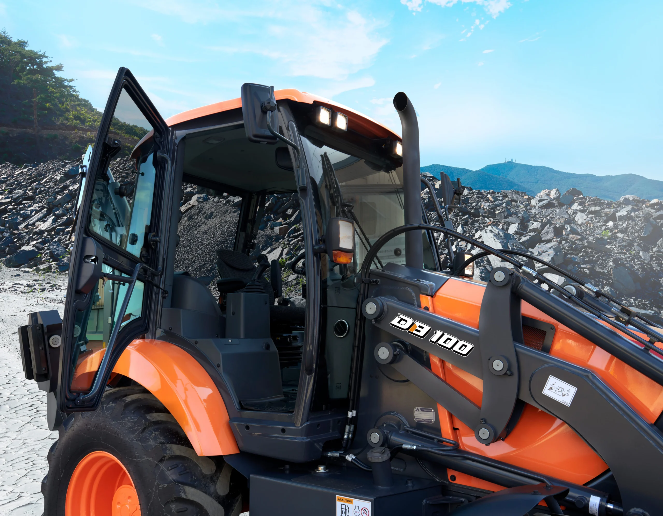 Develon DB100: Develon DB 100 cargador frontal naranja.