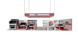 participación de DFAC en Colfecar: Stand de Dongfeng con camiones y furgonetas.