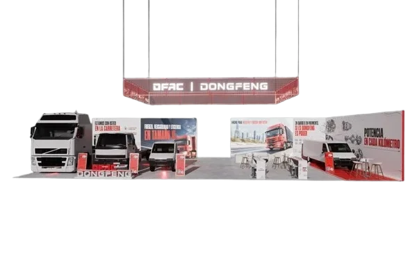 participación de DFAC en Colfecar: Stand de Dongfeng con camiones y furgonetas.
