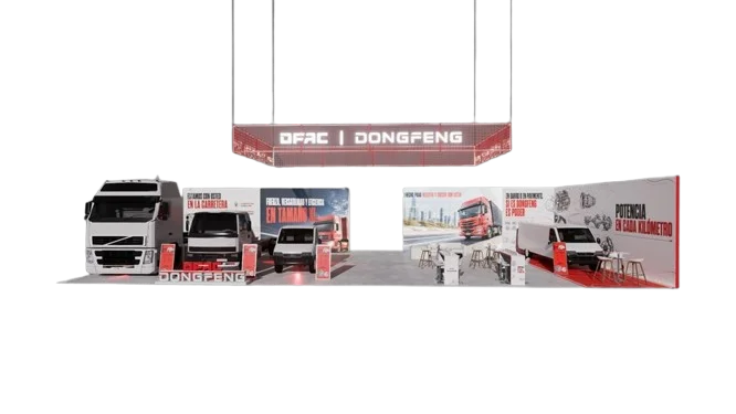 participación de DFAC en Colfecar: Stand de Dongfeng con camiones y furgonetas.