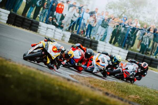 victorias de Ducati: Motocicletas Ducati compitiendo en circuito cerrado.
