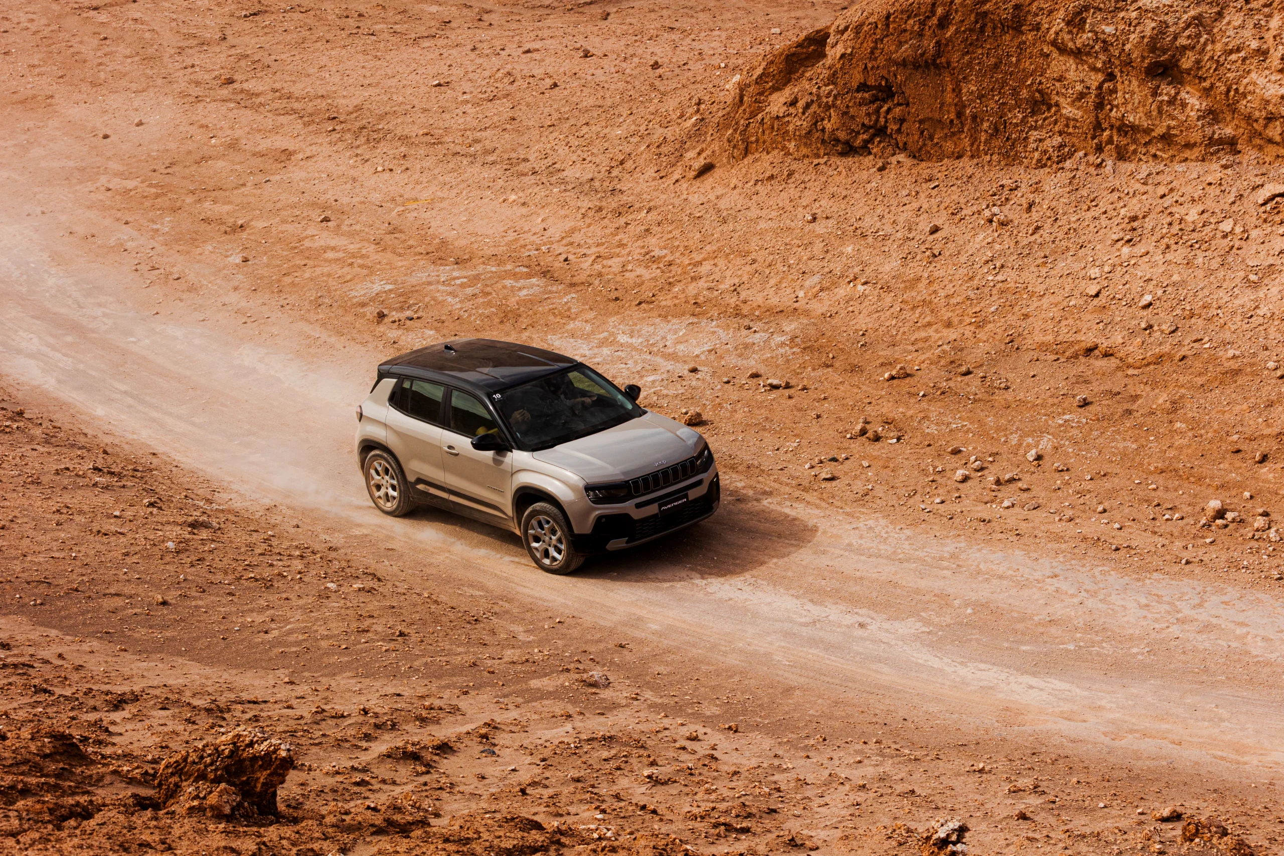 presencia de Fiat Jeep RAM: FIAT Avenger en ruta sobre terreno de tierra
