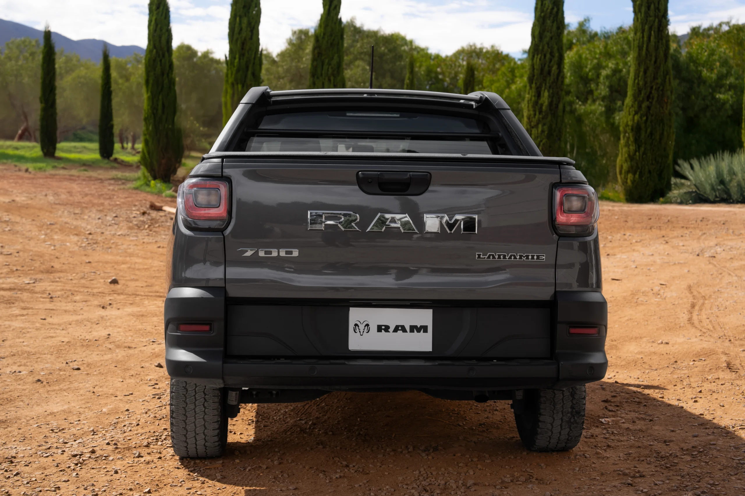 presencia de Fiat Jeep RAM: Parte trasera de la pickup RAM 700 Laramie