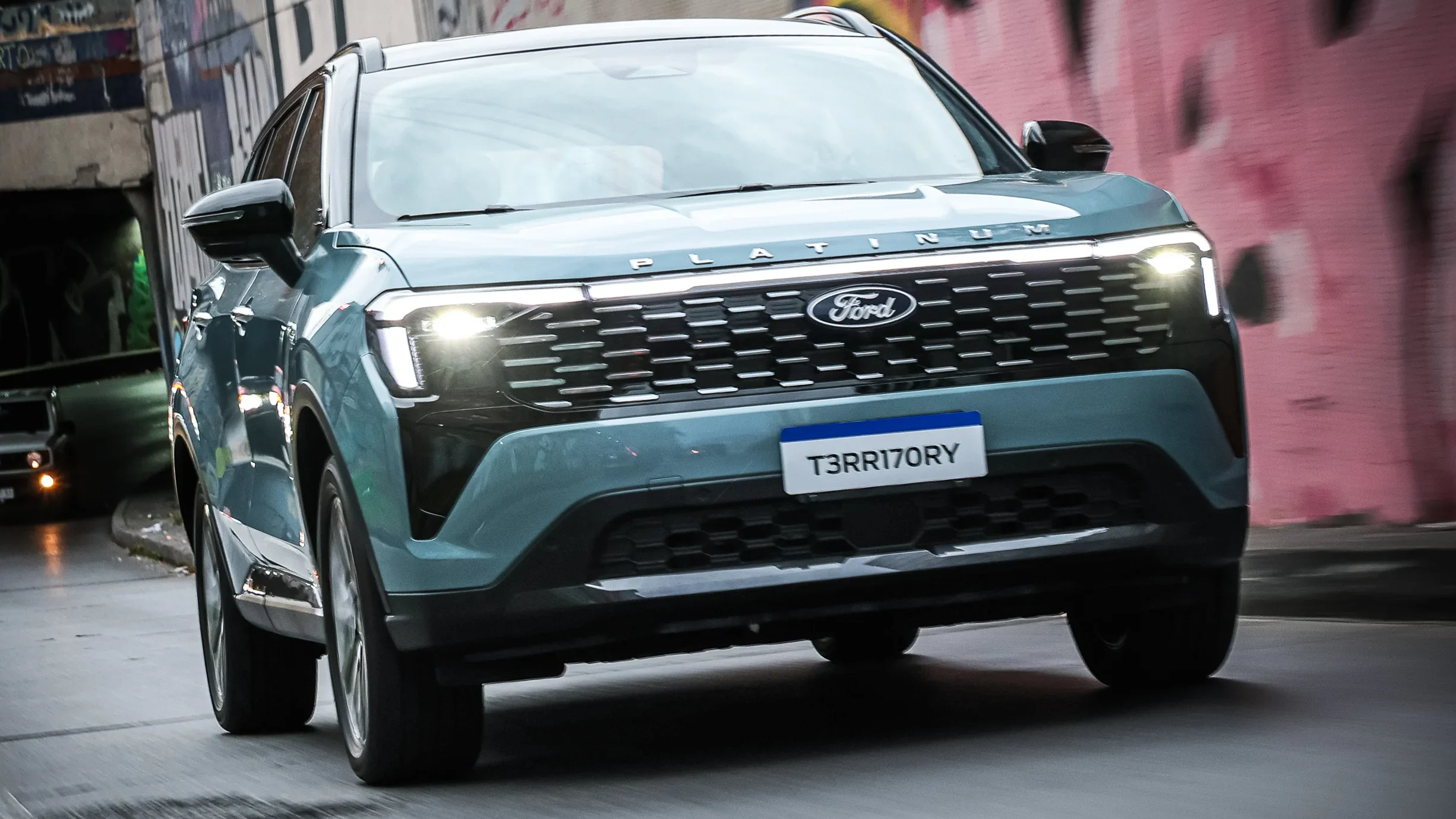 Ford Territory Platinum: Ford Territory en movimiento con grafiti de fondo