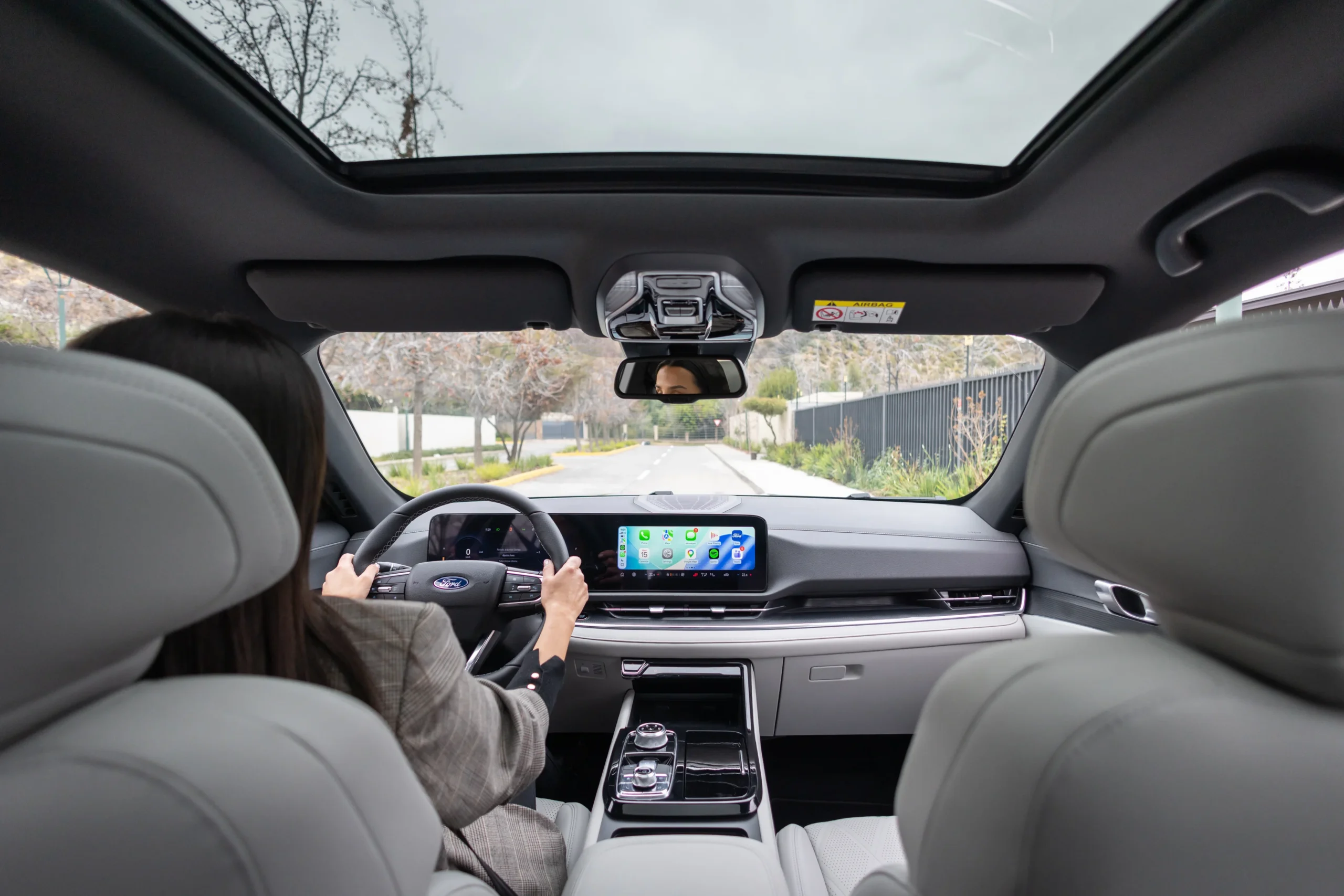 Ford Territory Platinum: Interior Ford Territory con conductora al volante.