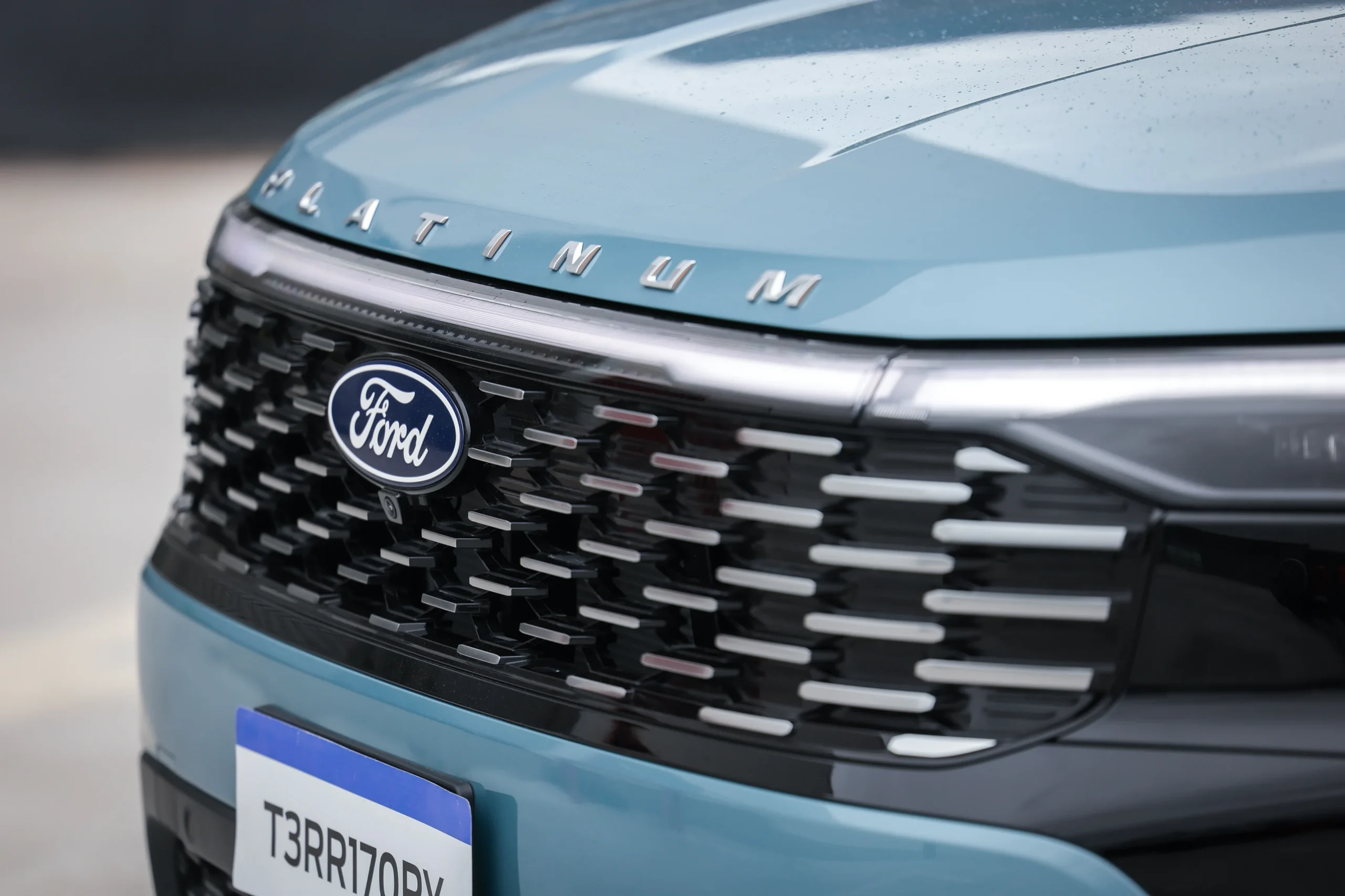 Frente del Ford Territory Platinum, parrilla y logo.