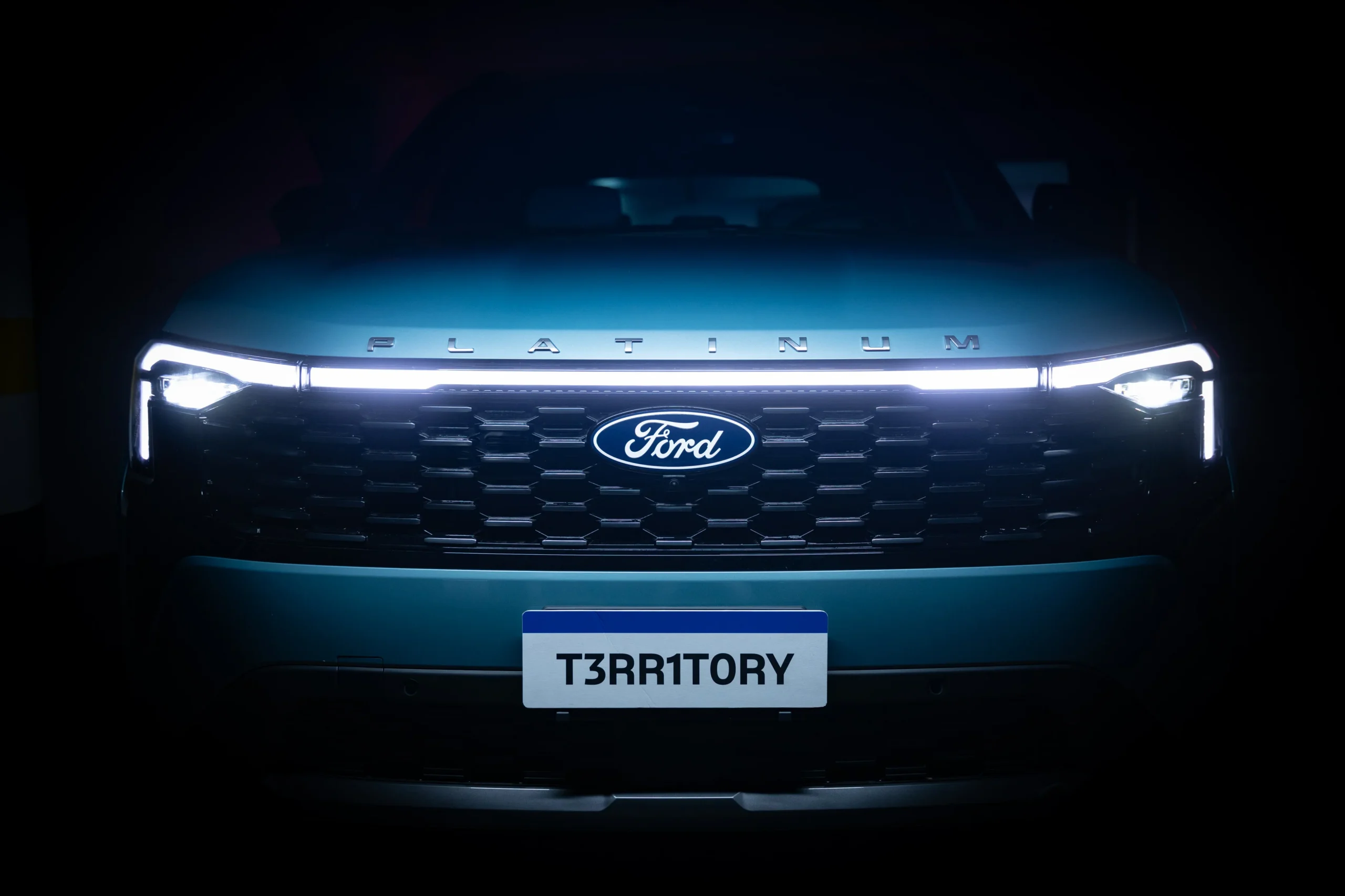 Ford Territory Platinum frontal con luces LED encendidas.
