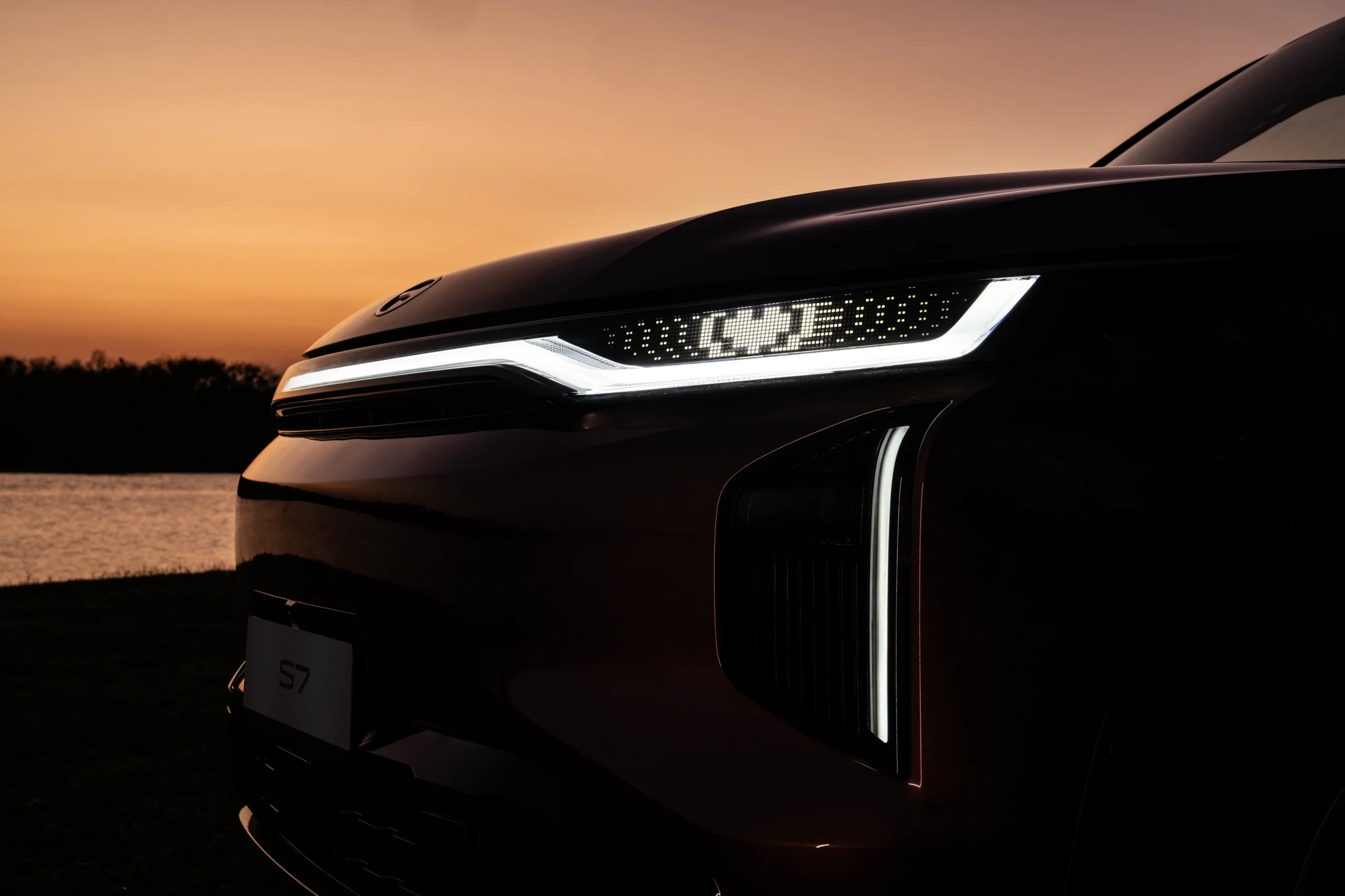 GAC S7: la SUV eléctrica de rango extendido que redefine la libertad en Colombia 2 GAC S7 frontal con luces LED al atardecer.