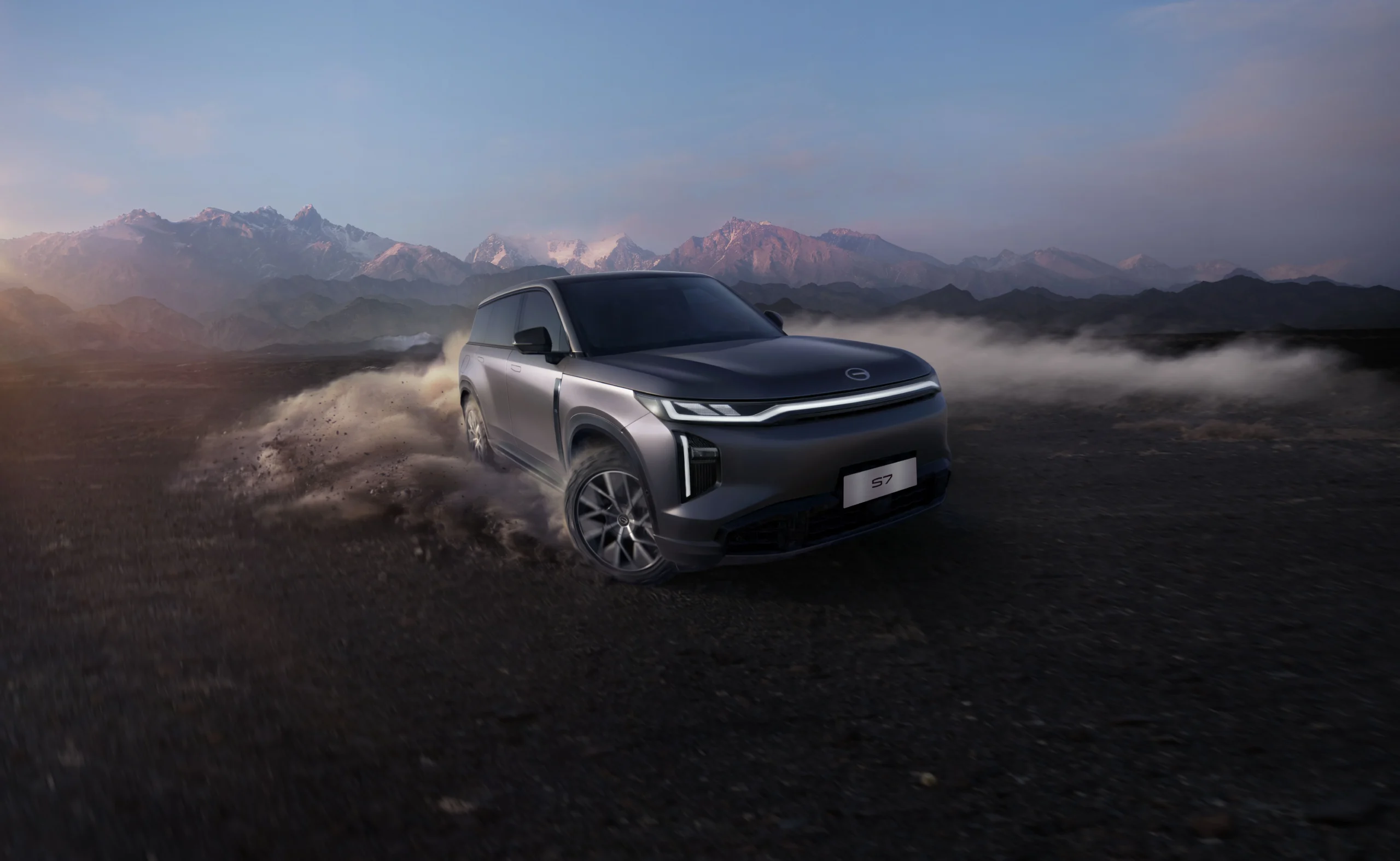 GAC S7: la SUV eléctrica de rango extendido que redefine la libertad en Colombia 5 GAC S7 SUV en terreno montañoso