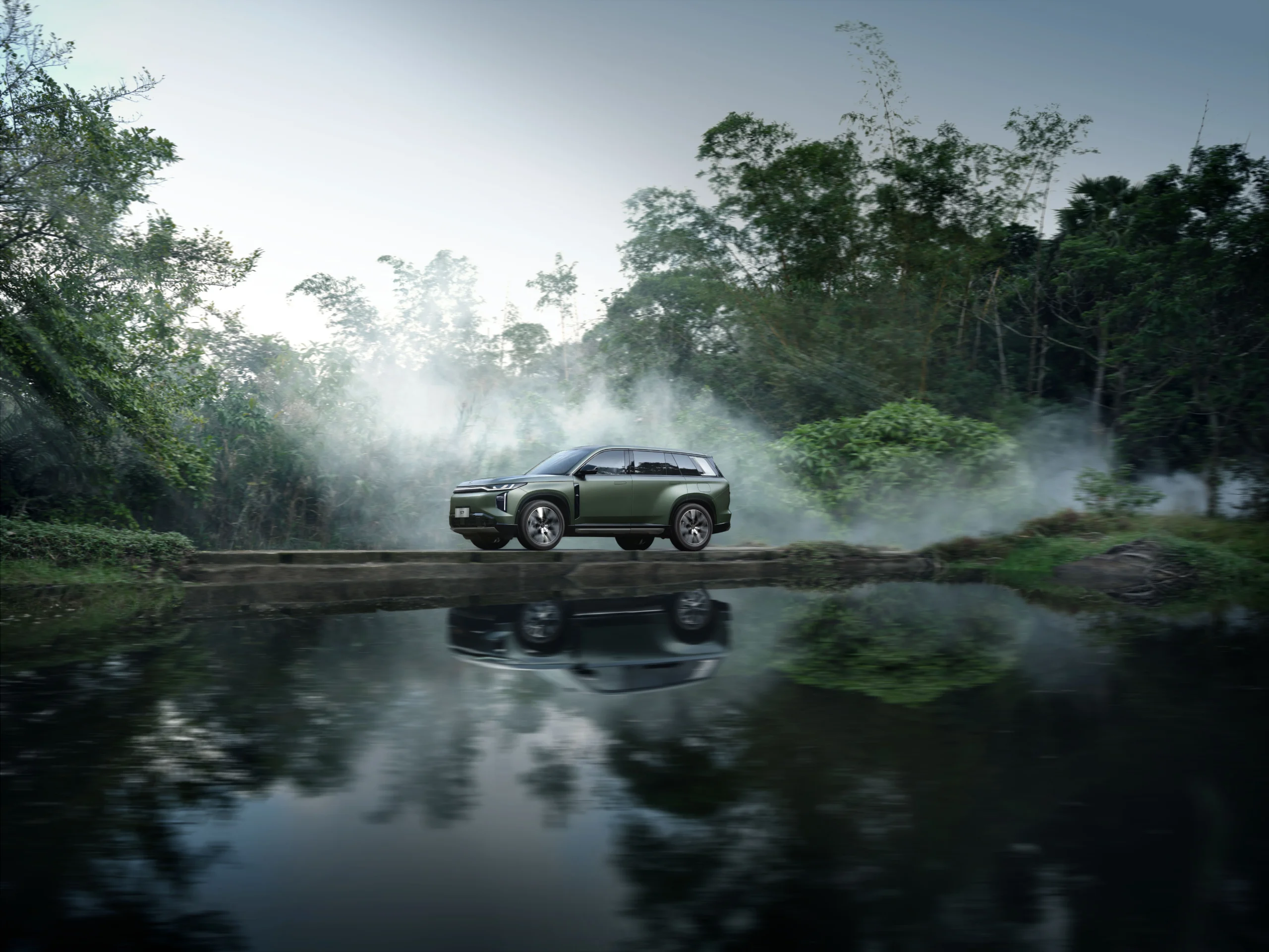 GAC S7: la SUV eléctrica de rango extendido que redefine la libertad en Colombia 6 SUV GAC S7 verde en entorno natural.