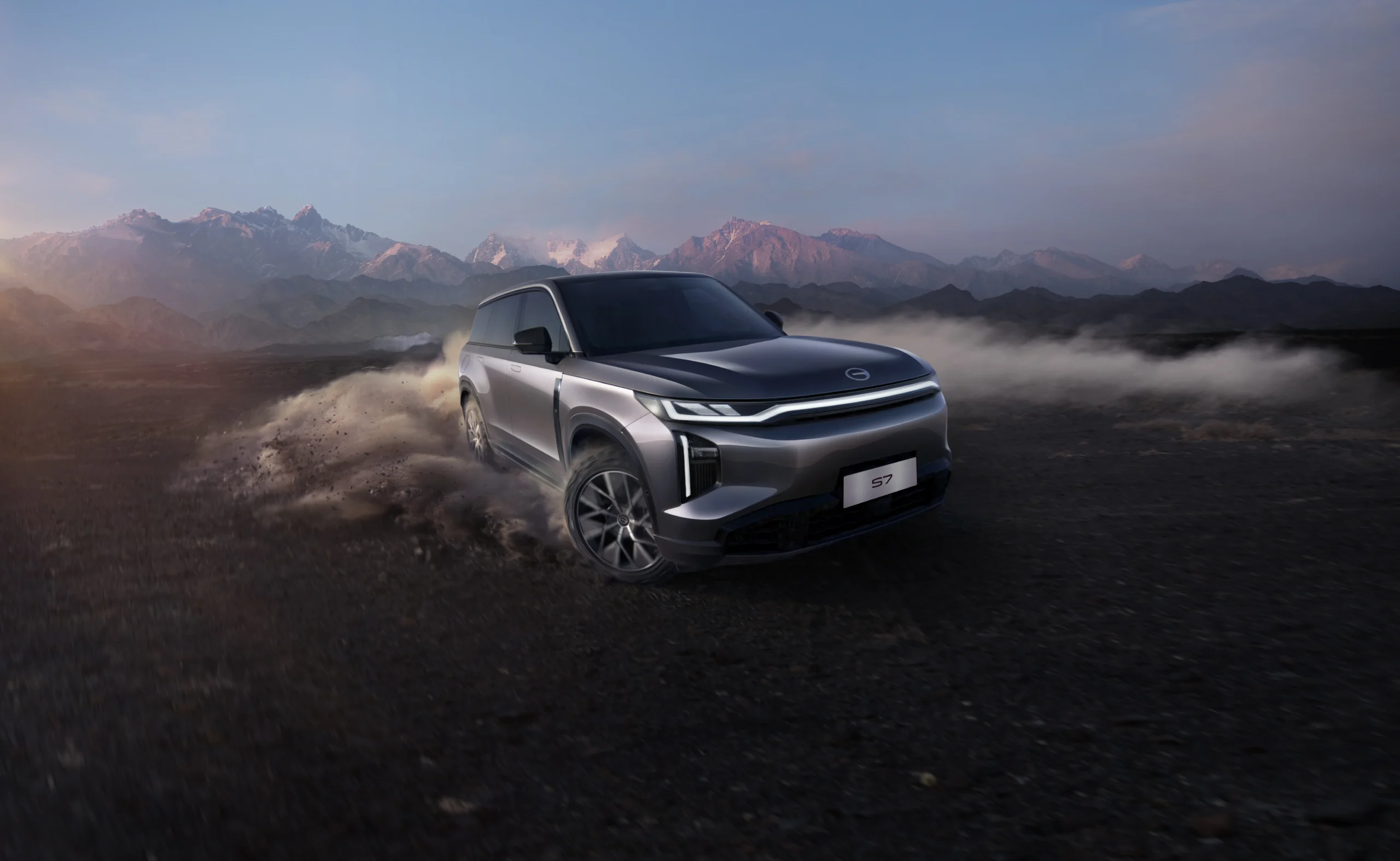GAC S7: la SUV eléctrica de rango extendido que redefine la libertad en Colombia 7 GAC S7 SUV gris avanzando en terreno árido.